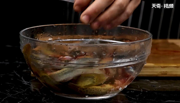 手撕泥鳅鱼的做法 手撕泥鳅鱼怎么做