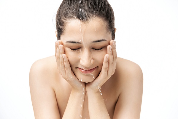 黛珂紫苏水湿敷步骤 黛珂紫苏水敷完要洗吗